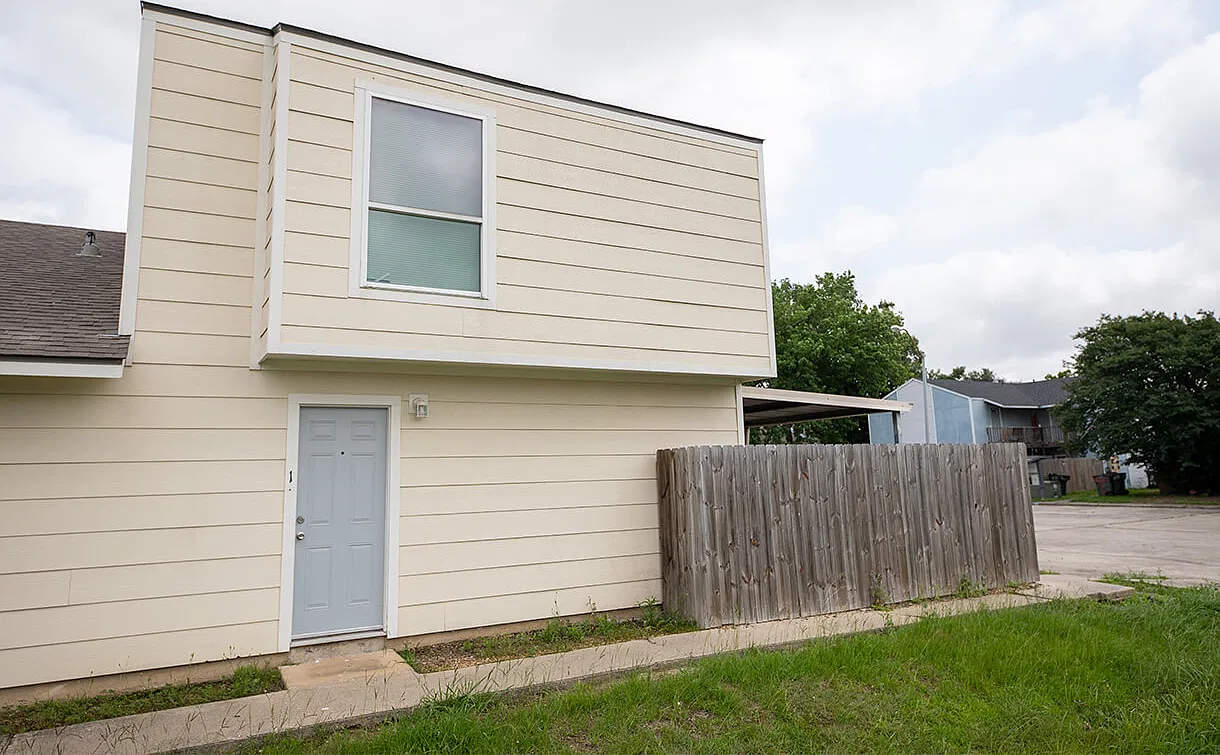 2 bed, 1.5 bath, $995 — Photo 2