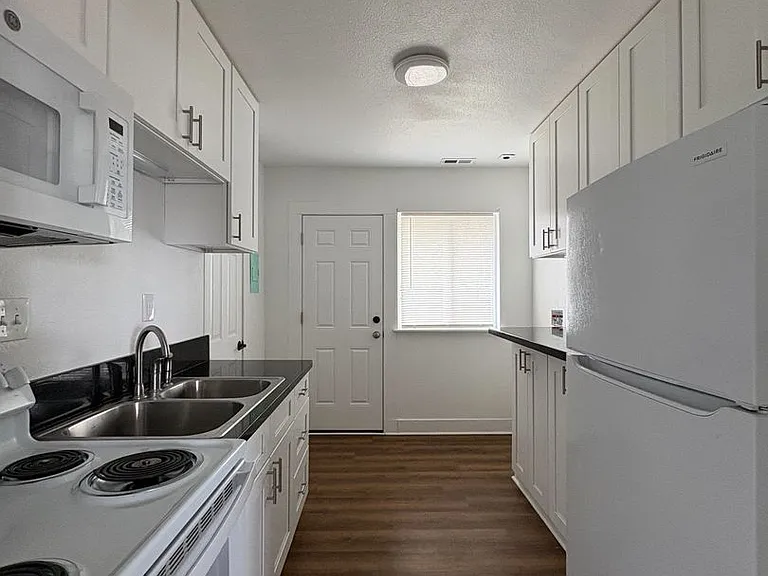 254 Denver St — Photo 4