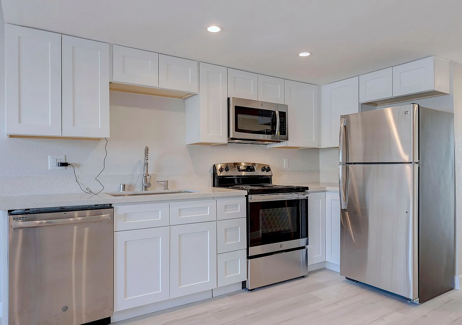 471 Rexford Drive — Photo 3