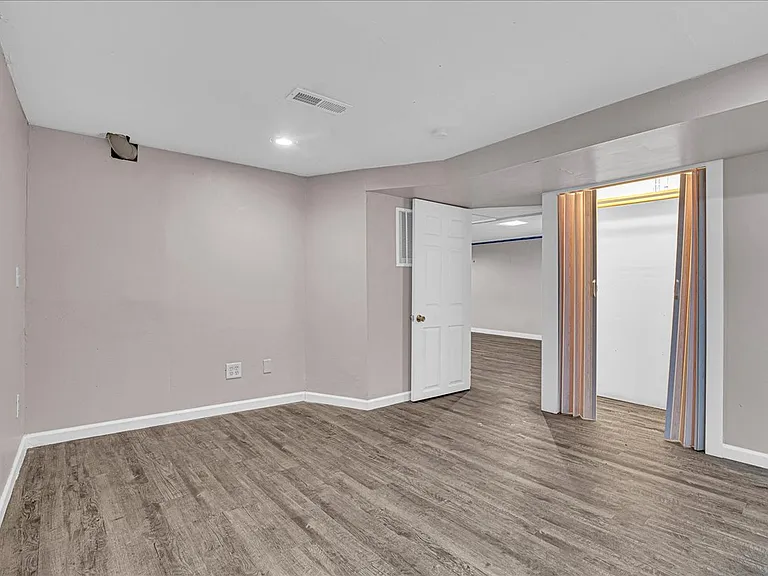 7715 NE 56th St — Photo 31
