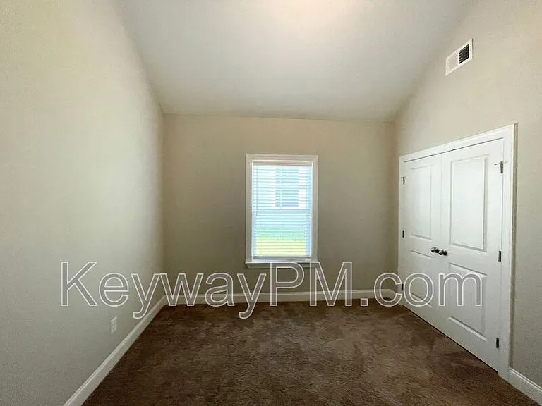 410 Longford St — Photo 10