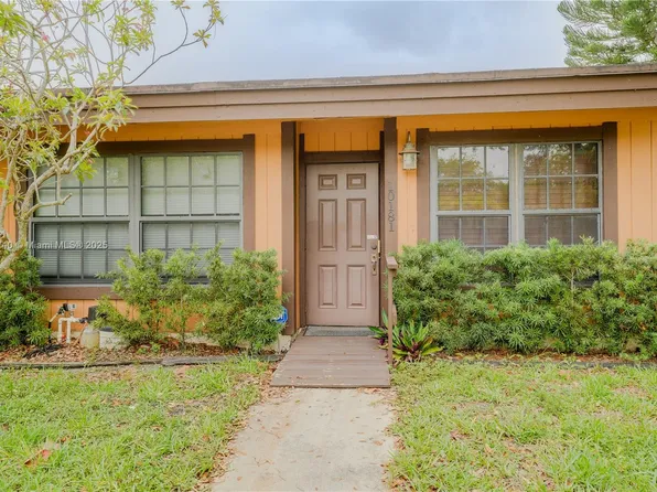 10181 E Cypress Ct, Pembroke Pines, FL 33026