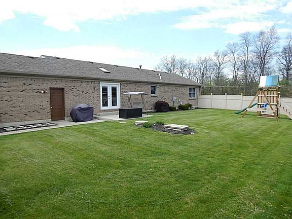 4th image of 7497 Twin Maple Dr
