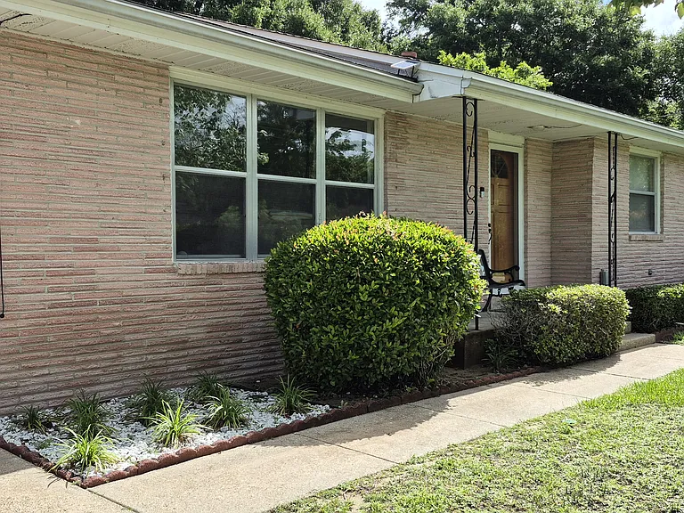 396 Andrew Dr — Photo 3