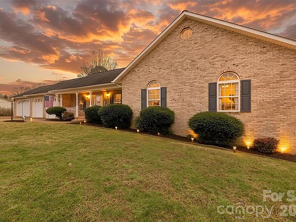 4th image of 201 Midway Park Ln