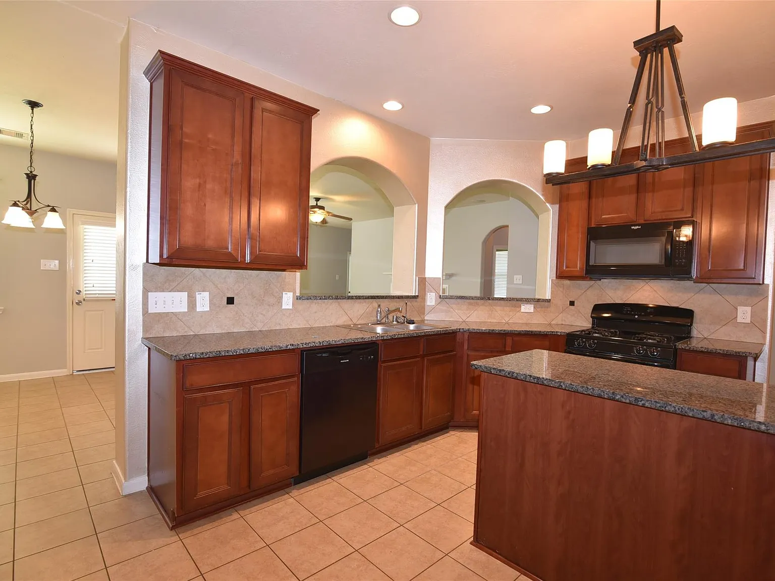 3 bed, 2.0 bath, 1786 sqft, $2,050 — Photo 4