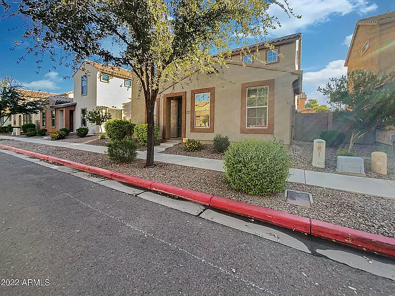 3 bed, 2.5 bath, 1517 sqft, $2,580 — Photo 2