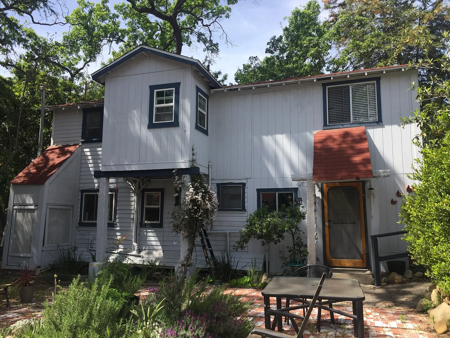 309 W Matilija St — Photo 1