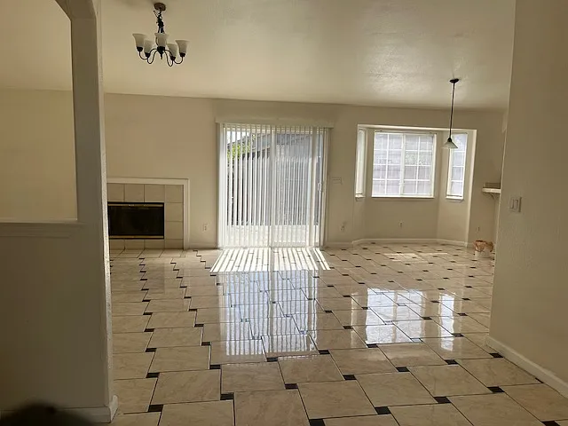 3 bed, 1372 sqft, $2,300 — Photo 3
