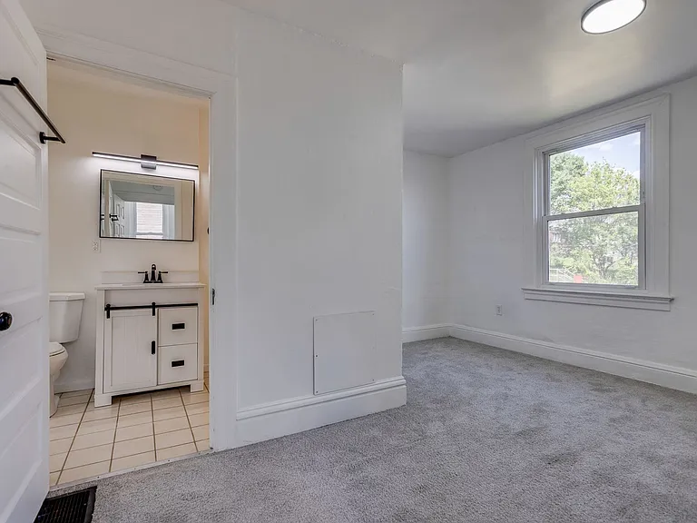 949 Freeland St — Photo 11