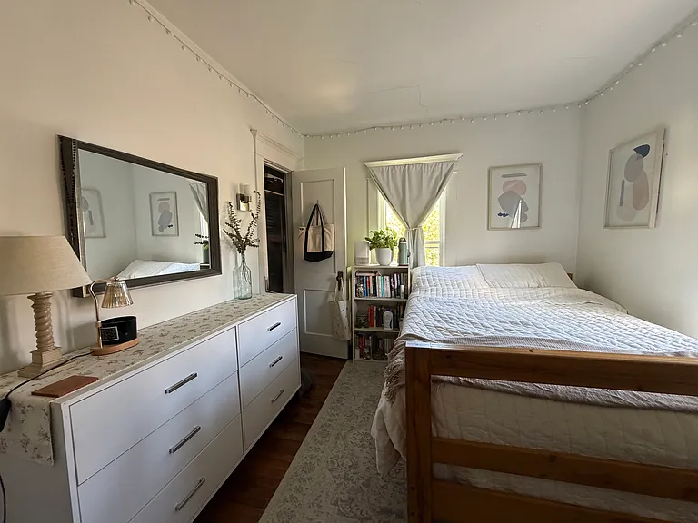 2nd floor bedroom - no porch access