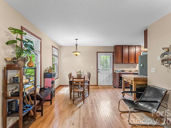 3rd image of 5 Springmill Dr