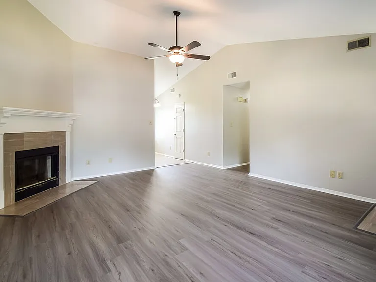 2545 Waverly Dr — Photo 5