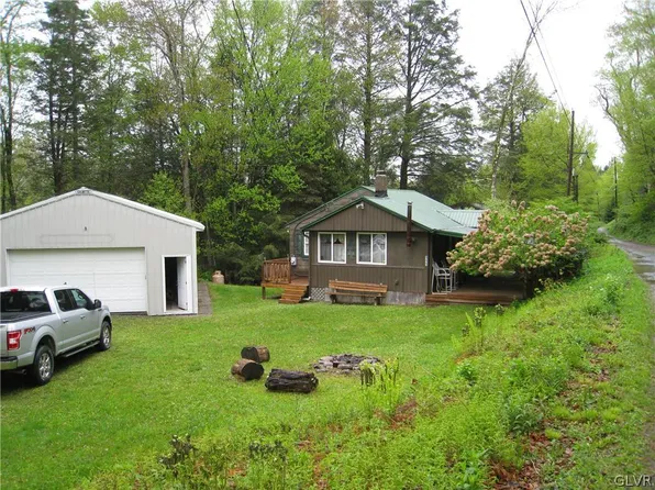 111 Sunflower Ln, Greentown, PA 18426