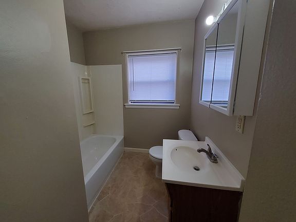 3rd image of 1003 W Locust St APT 3