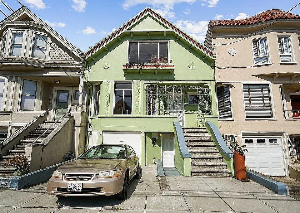 1st image of 555-1 2nd Ave