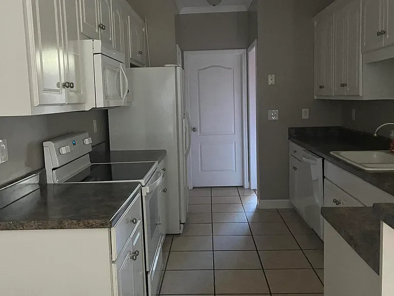 110 Stratford Ln — Photo 5