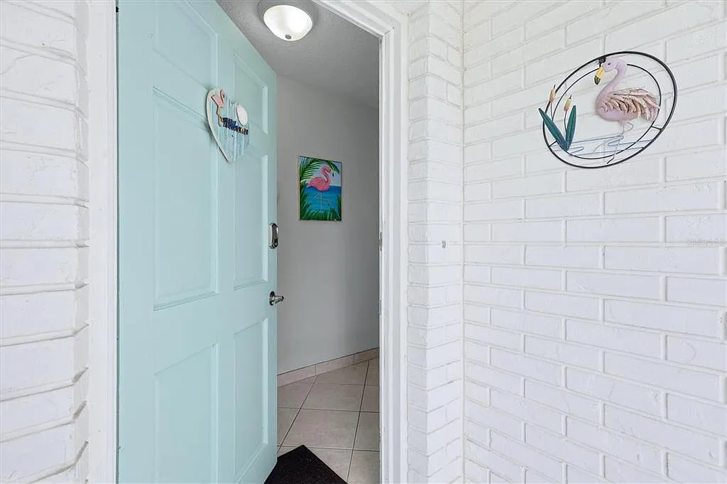 3 bed, 2.0 bath, 1242 sqft, $3,300 — Photo 3