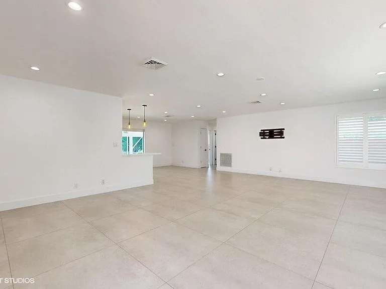 200 SW 6th Ave — Photo 4