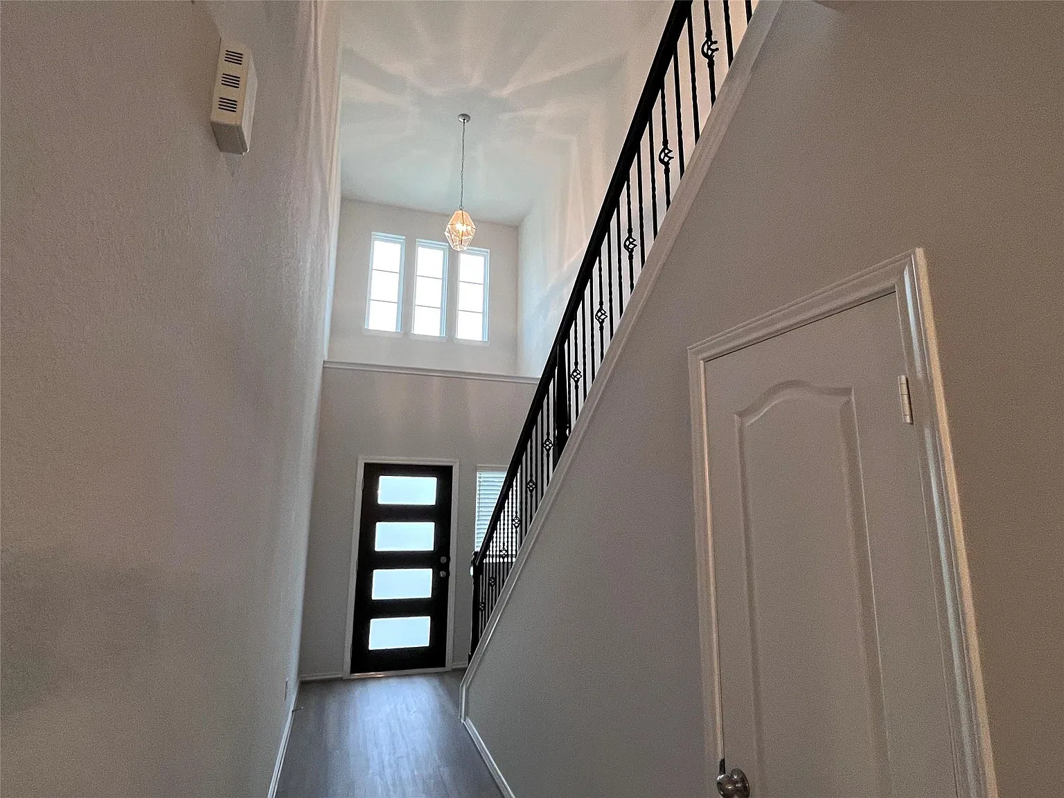 4 bed, 2.5 bath, 2212 sqft, $2,500 — Photo 2