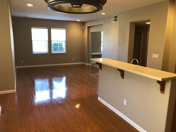 3rd image of 3415 Vittoria Pl Unit 4