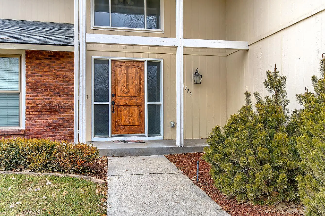 4 bed, 2.5 bath, 2400 sqft, $2,850 — Photo 4