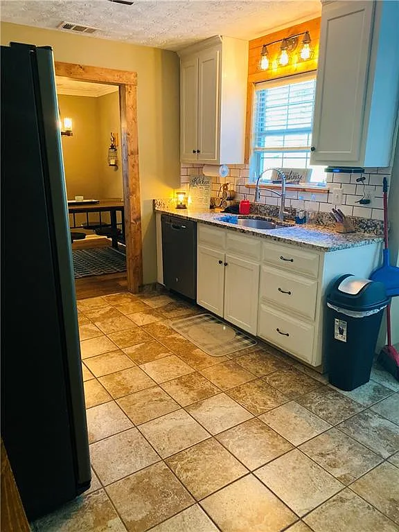 3 bed, 2.0 bath, 1834 sqft, $2,300 — Photo 4