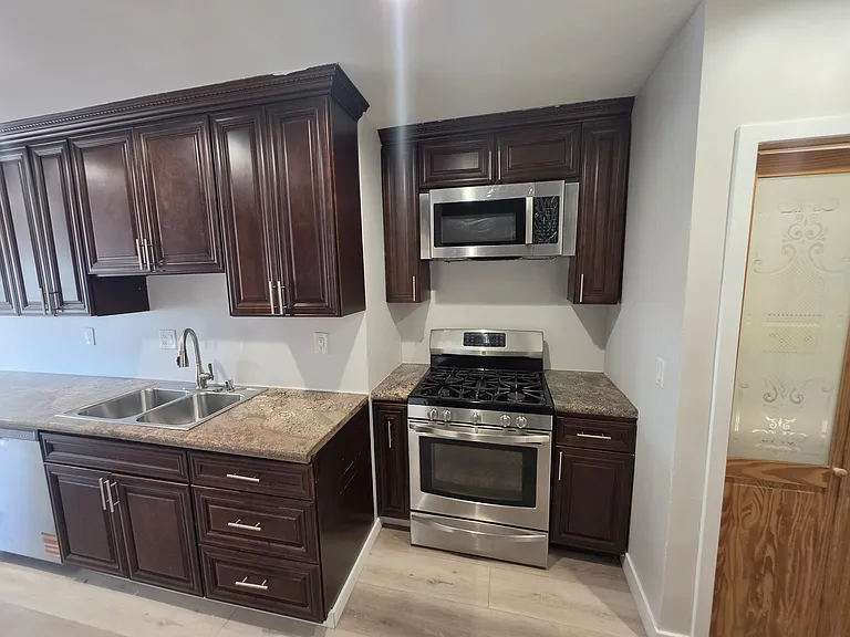 10303 Arminta St — Photo 19