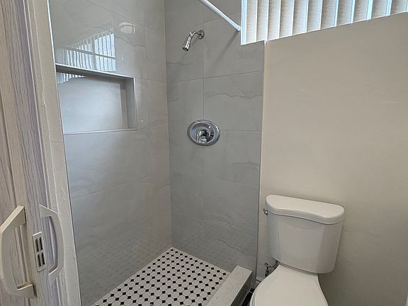 4th image of 5005 1/2 Denny Ave #5005-1/2