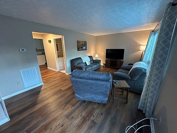 3rd image of 328 Jasper Dr