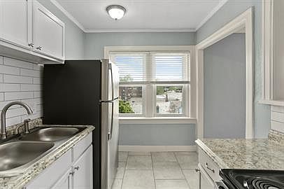 5th image of 720 W 37th St #10858997