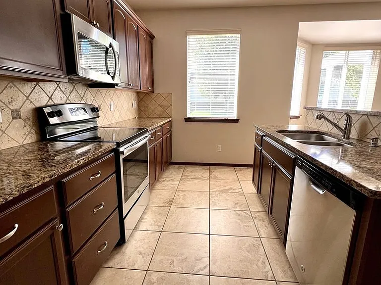 7704 W Washington Ave — Photo 24