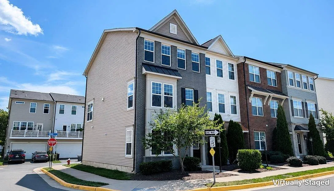 25556 Palenza Terrace in Chantilly, VA 20152 — Photo 4