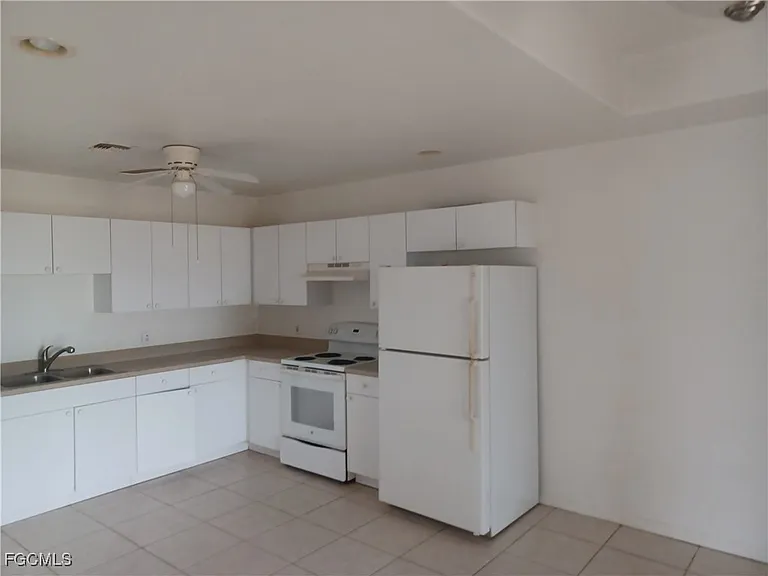 3020 SE Santa Barbara Pl — Photo 7