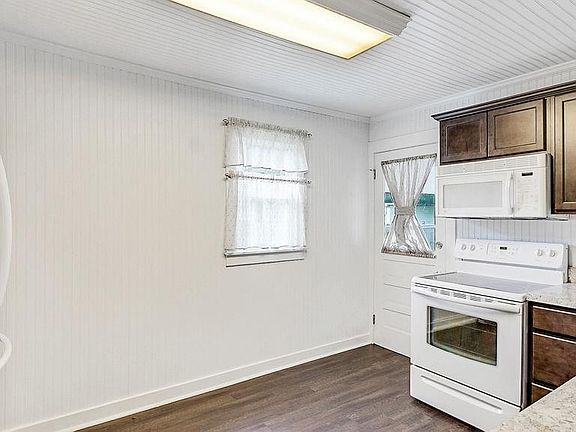 5th image of 711 Park Dr