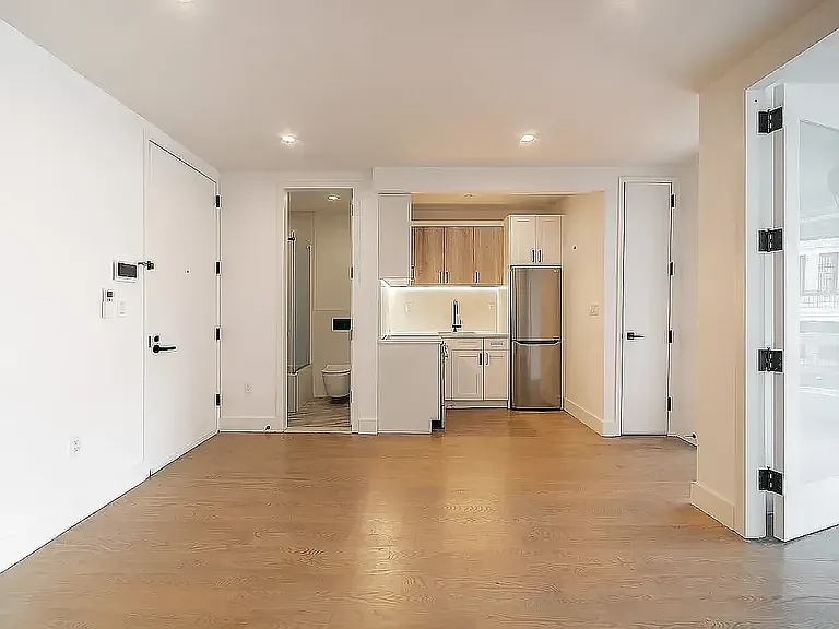 228 E 32nd St #4B — Photo 2