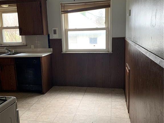 3rd image of 250 E 257th St