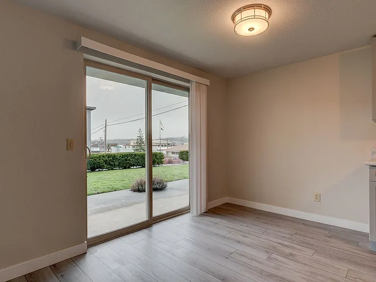 0110-1080 SE City Beach — Photo 3