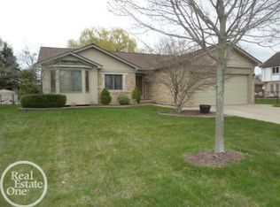 43050 Sinnamon Dr, Clinton Township, MI 48038