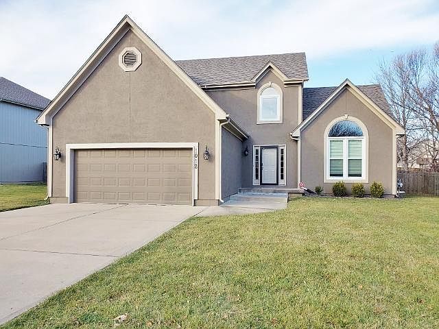 1st image of 1012 NE Scenic Cir