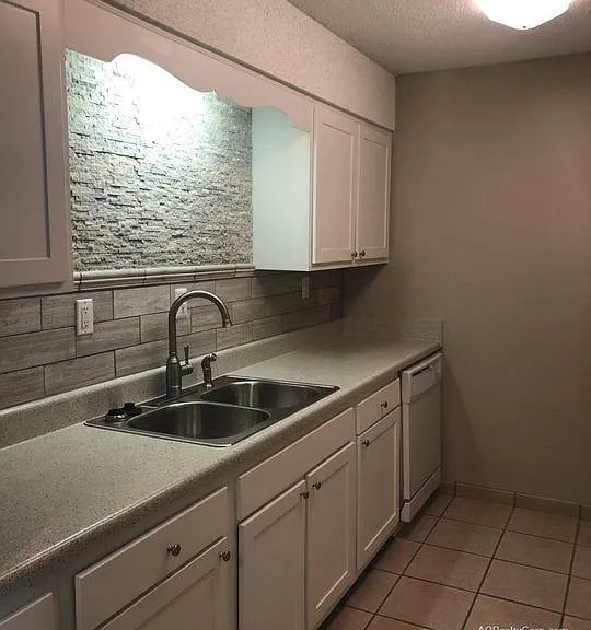 Sutters Mill Apartments — Photo 9