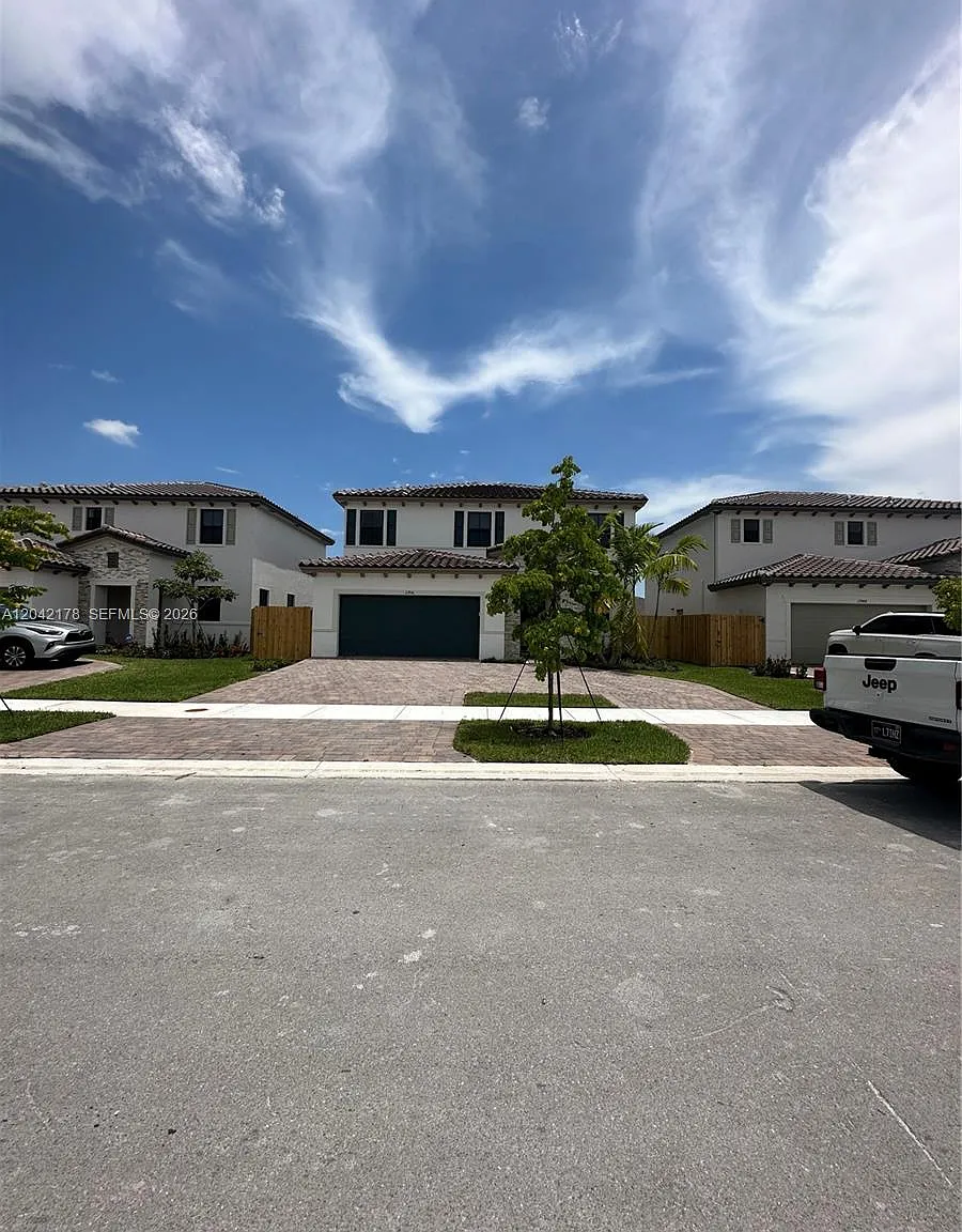 5 bed, 2640 sqft, $4,500 — Photo 1