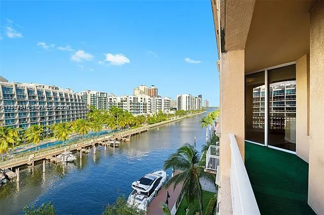 Alaqua Condo — Photo 2