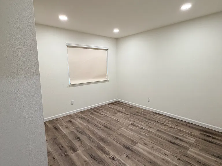 1302 Mossbrook Ct — Photo 23