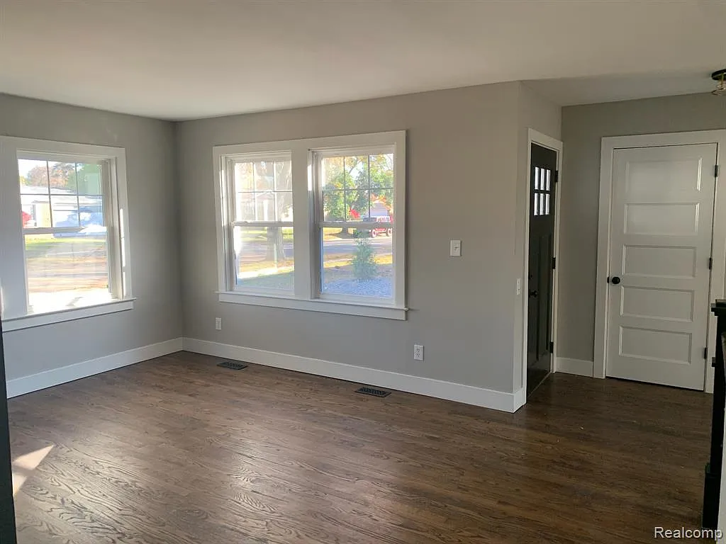 3 bed, 3.0 bath, 2002 sqft, $2,950 — Photo 2
