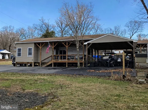 9 Jollywood Rd, Falling Waters, WV 25419