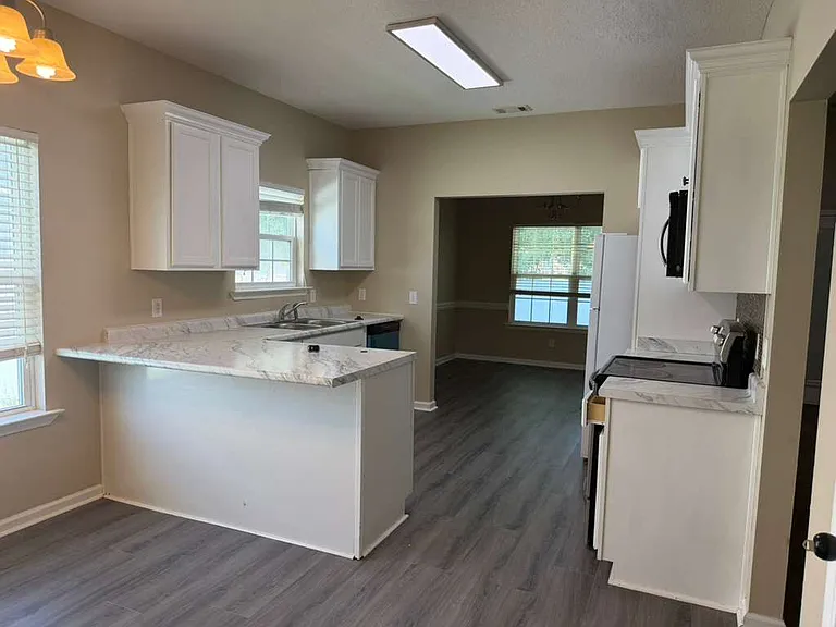 900 Rachel Ln — Photo 4