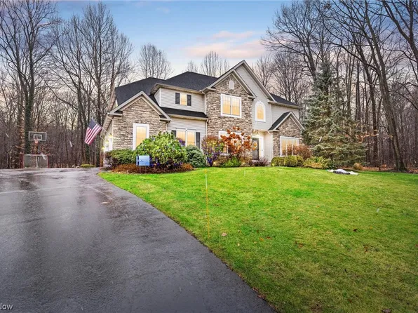 19090 Sanctuary Dr, Chagrin Falls, OH 44023