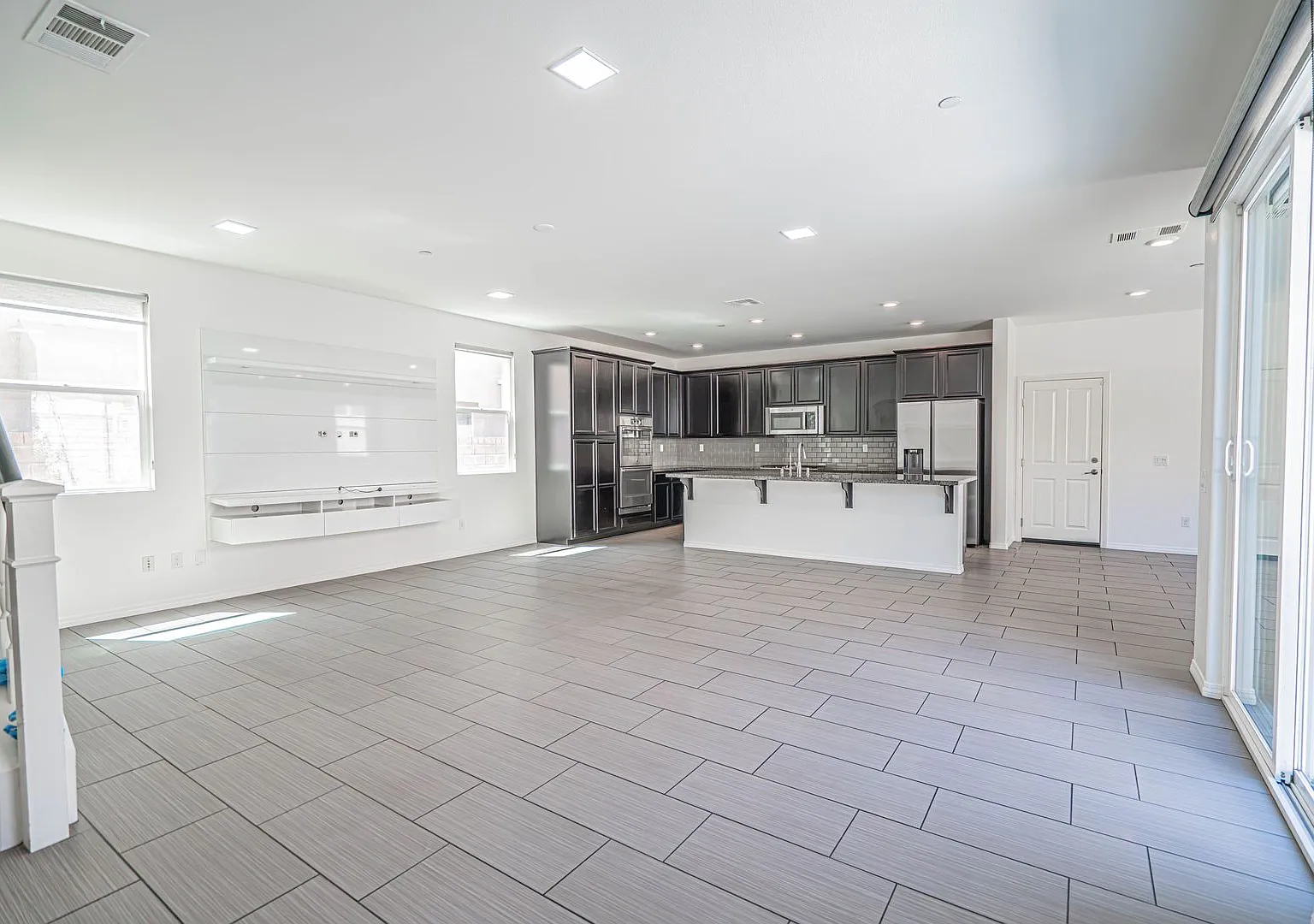 West Creek 4-Bedroom Home for Rent in Valencia! — Photo 2