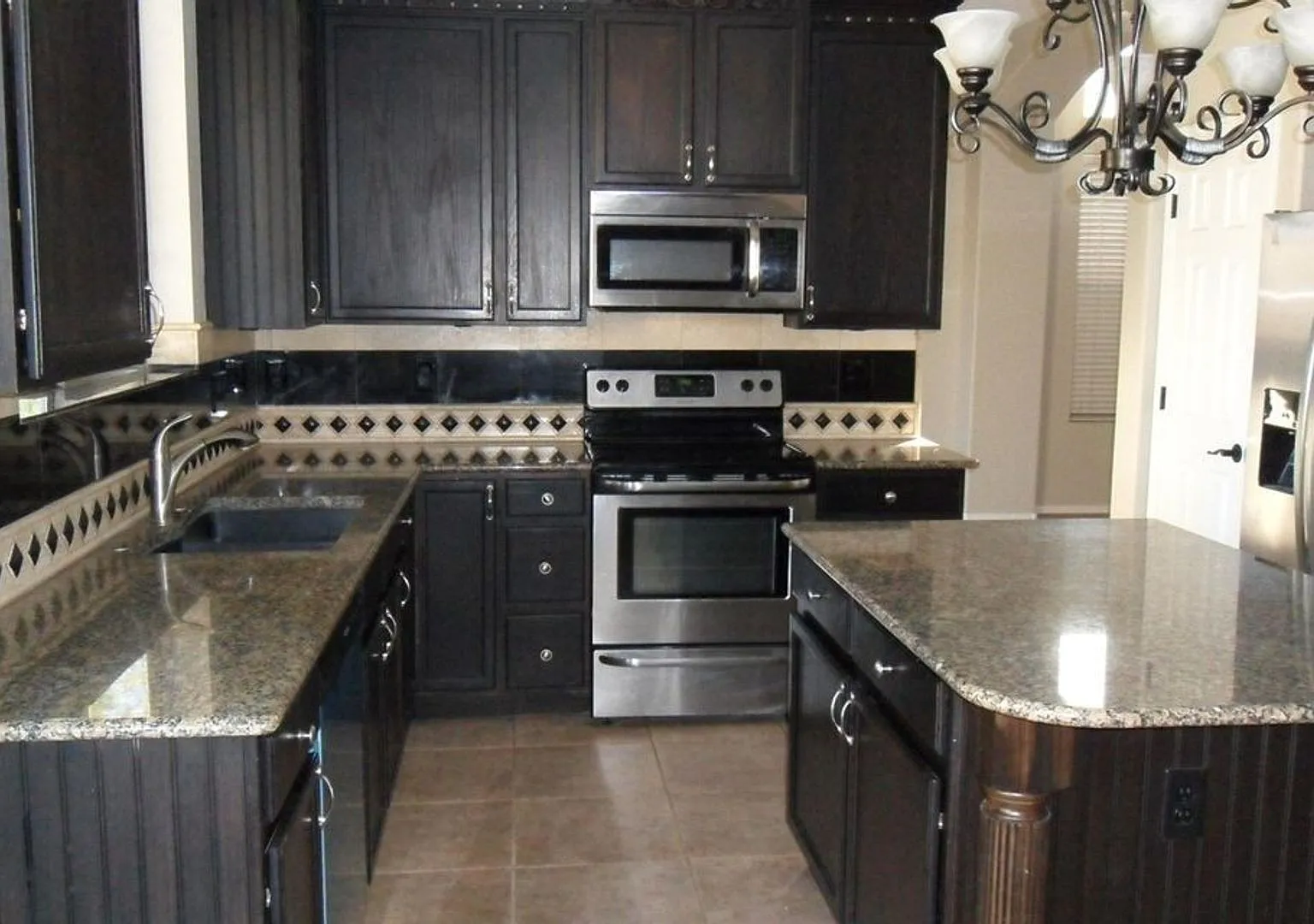 Large 5 Bedroom with Sparkling Pool North Peoria! — Photo 3